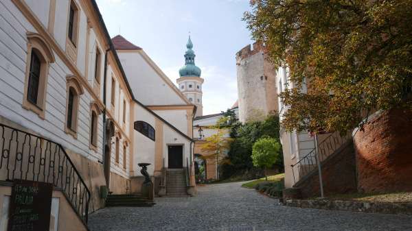 通往城堡的风景如画的小巷
