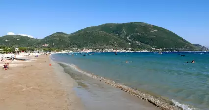 在 Vasiliki 海滩游泳