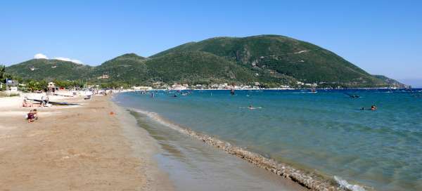 Baignade sur la plage de Vasiliki