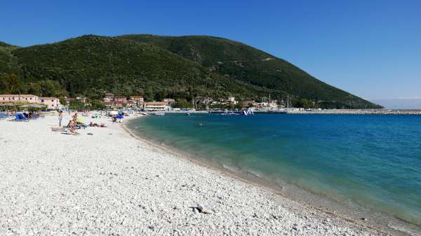 Teil des Strandes in der Nähe der Stadt Vasiliki