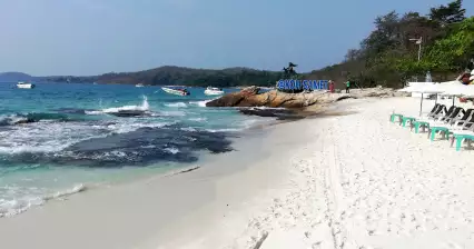 Pływanie na plaży Haad Sai Kaew