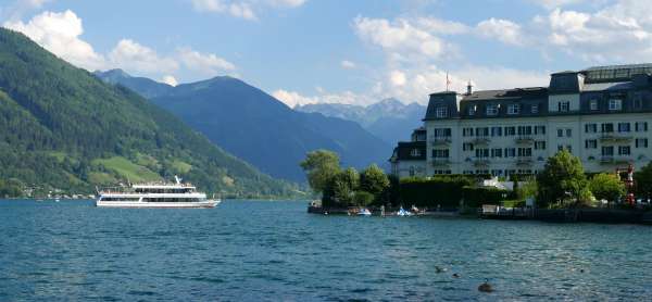 Výhled na Grand Hotel Zell am See