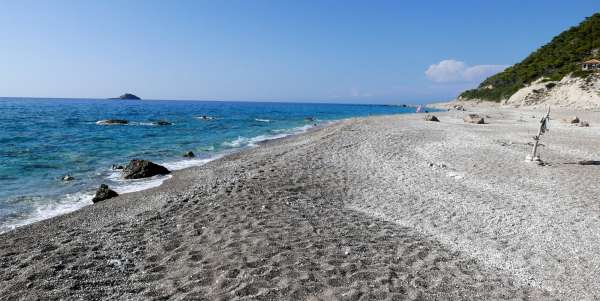 Een desolaat deel van het strand van Gialos