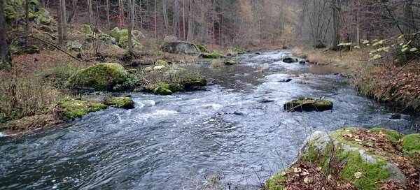 Tocht langs de rivier de Lomnice: Weer en seizoen