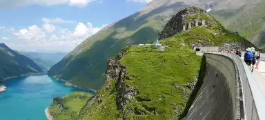 Subida ao Höhenburg da barragem de Mooserboden