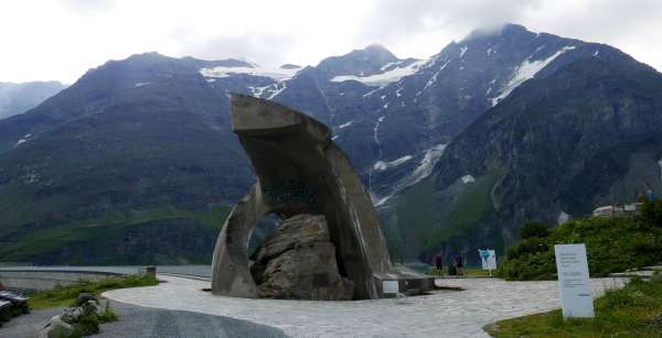 Monument to the victims of the construction of the dam