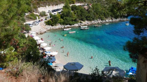 Vista dal pendio sopra la spiaggia