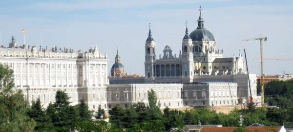 Katedra Almudena: Zakwaterowanie