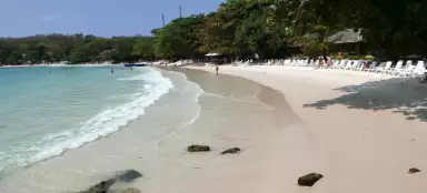 Kúpanie na pláži Ao Wong Deuan