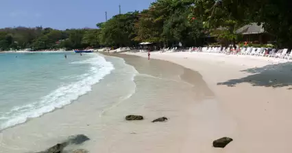 Pływanie na plaży Ao Wong Deuan