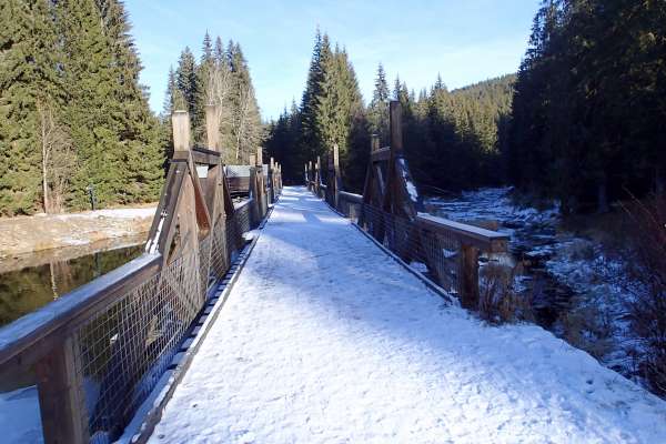 silnice po dřevěném mostě