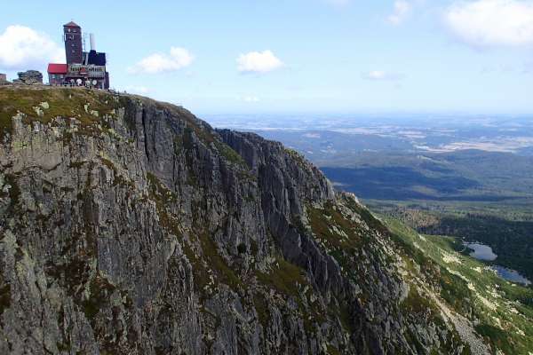 La cabaña se encuentra directamente sobre el abismo.