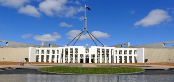 Čelní pohled na australský parlament