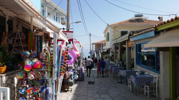 Hlavní ulice v Agios Nikitas