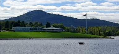 Spaziergang durch das Zentralbecken in Canberra