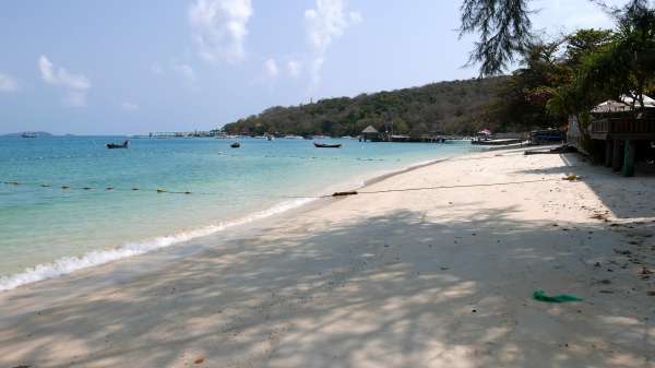 La mitad occidental de la playa de Ao Klang