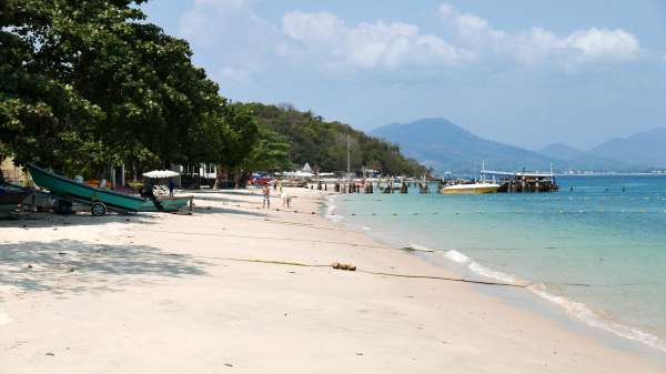 Het begin van het strand van Noi Na