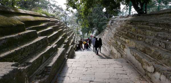 Escaleras a la cima de la colina.