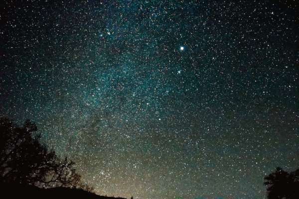 Observação noturna de estrelas