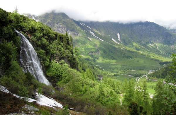 Blick über den Wasserfall ins Tal