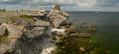 Зубчатые прибрежные скалы в Куппене