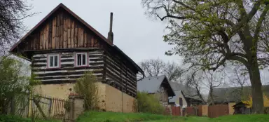 Detrás de los excursionistas al asentamiento de Bílá skála y más allá