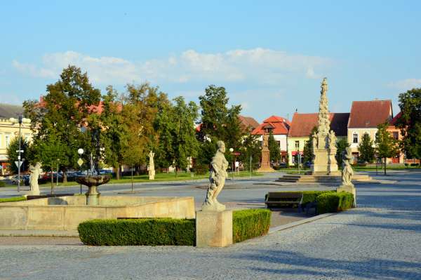 квадратный фонтан и колонна Мариан
