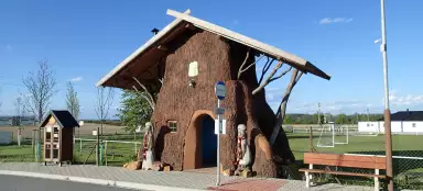 Bushaltestelle aus Moos und Farnen