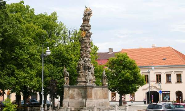 Uma coluna com uma estátua da Santíssima Trindade