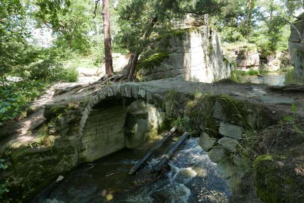 Ponte di pietra allo stagno di Mlýnský