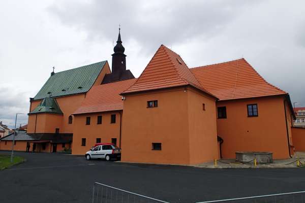 Monasterio de los capuchinos con la iglesia de St. Antonín Paduánský