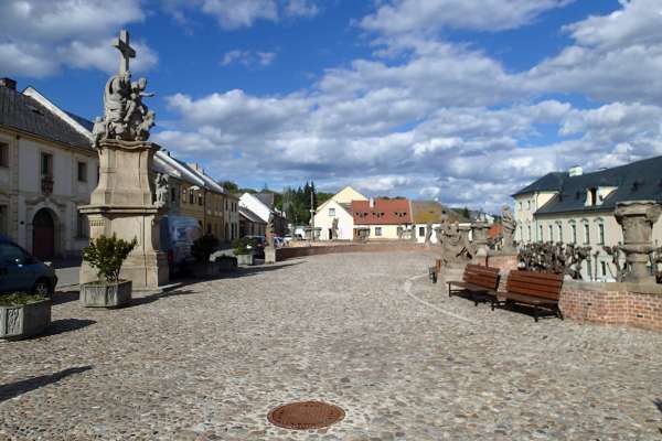 Piazza con edifici storici