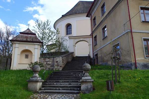 Kaple a schodiště ke kostelu