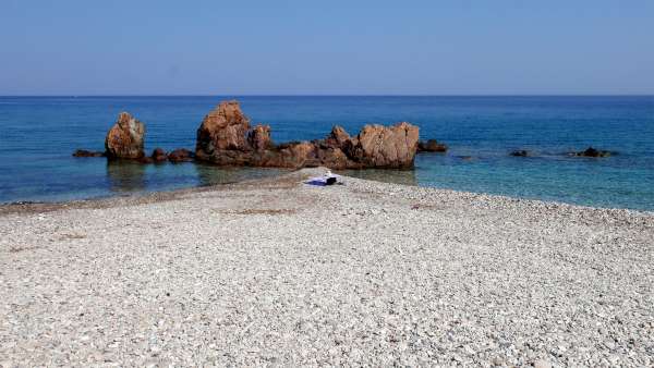 Rocks between two bays