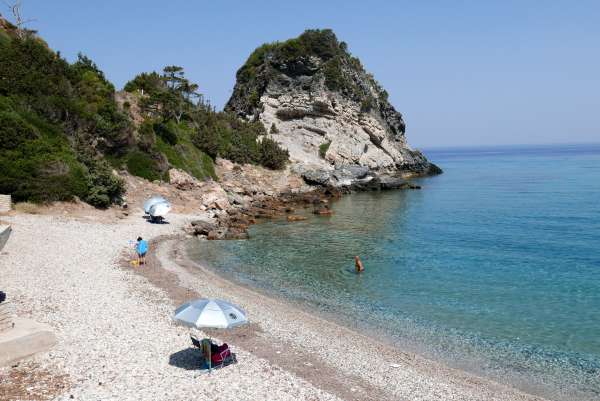 Roccia all'estremità occidentale della spiaggia