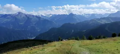 ツィラーターラー・ヘーエン通りに沿ってドライブ