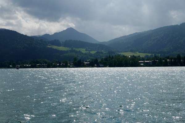 Vista através do Lago Tegernsee