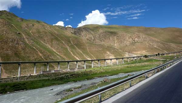 Un camino a través del valle a lo largo del ferrocarril tibetano