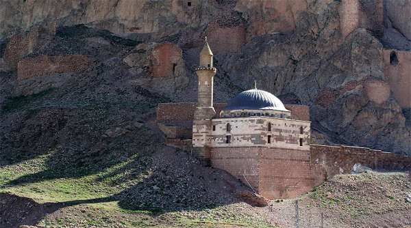 Moskee en ruïnes