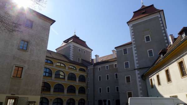 Двор замка в Млада-Болеславе