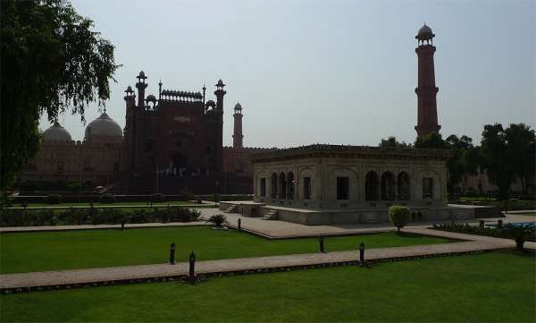 Hazuri Bagh Baradari