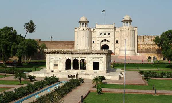 Alamgiri-poort en Baradiri-paviljoen