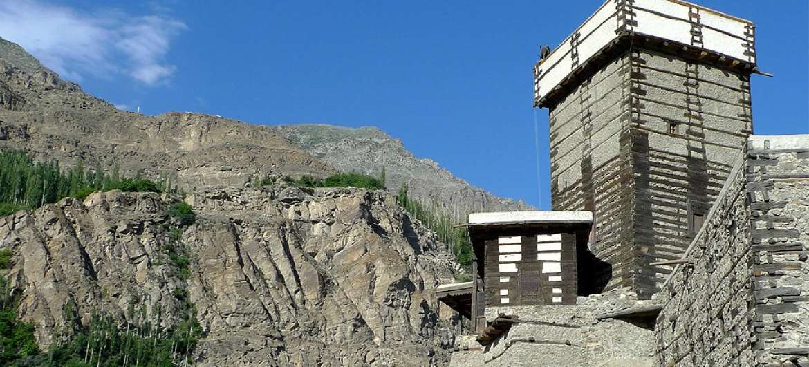 Hunza Valley: Pomniki