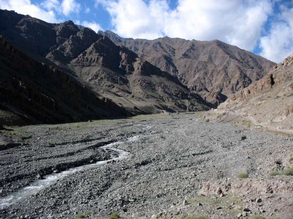 Trekking attraverso una valle deserta