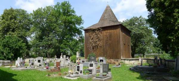 Drewniana dzwonnica w Kostelcu: Zakwaterowanie