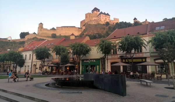 Mierové námestie a výhľad na hrad