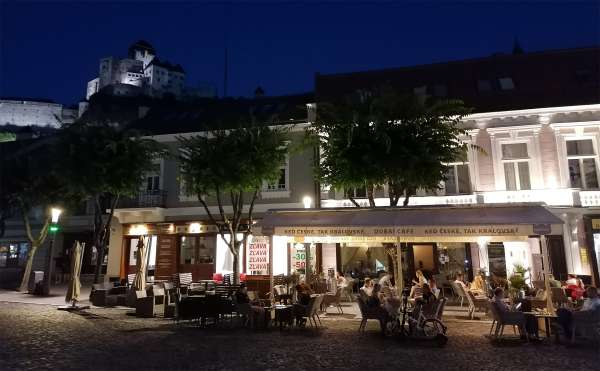 Ambiente nocturno en la plaza.