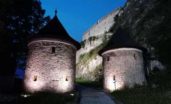 Tesne pred vstupom do hradu