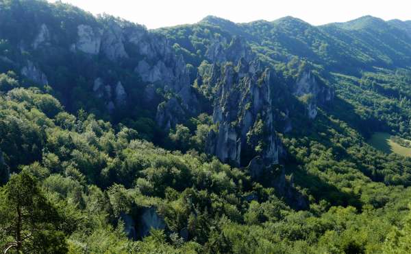 Vue sur les tours rocheuses