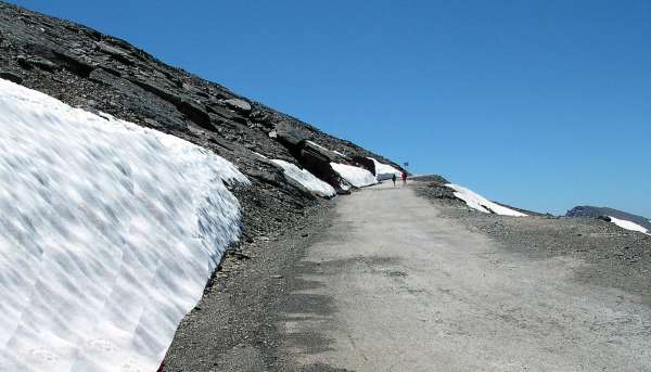 Along the road to the saddle